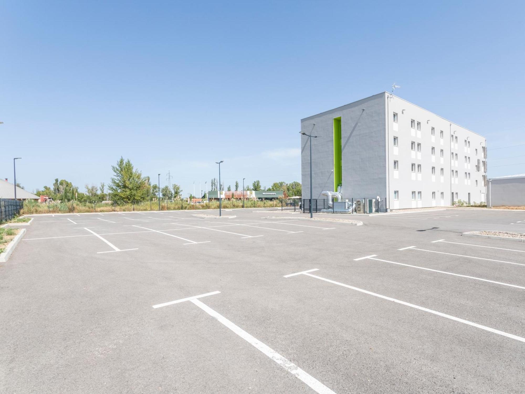 B&B Hotel Saint-Martin-De-Crau Alpilles Camargue Buitenkant foto