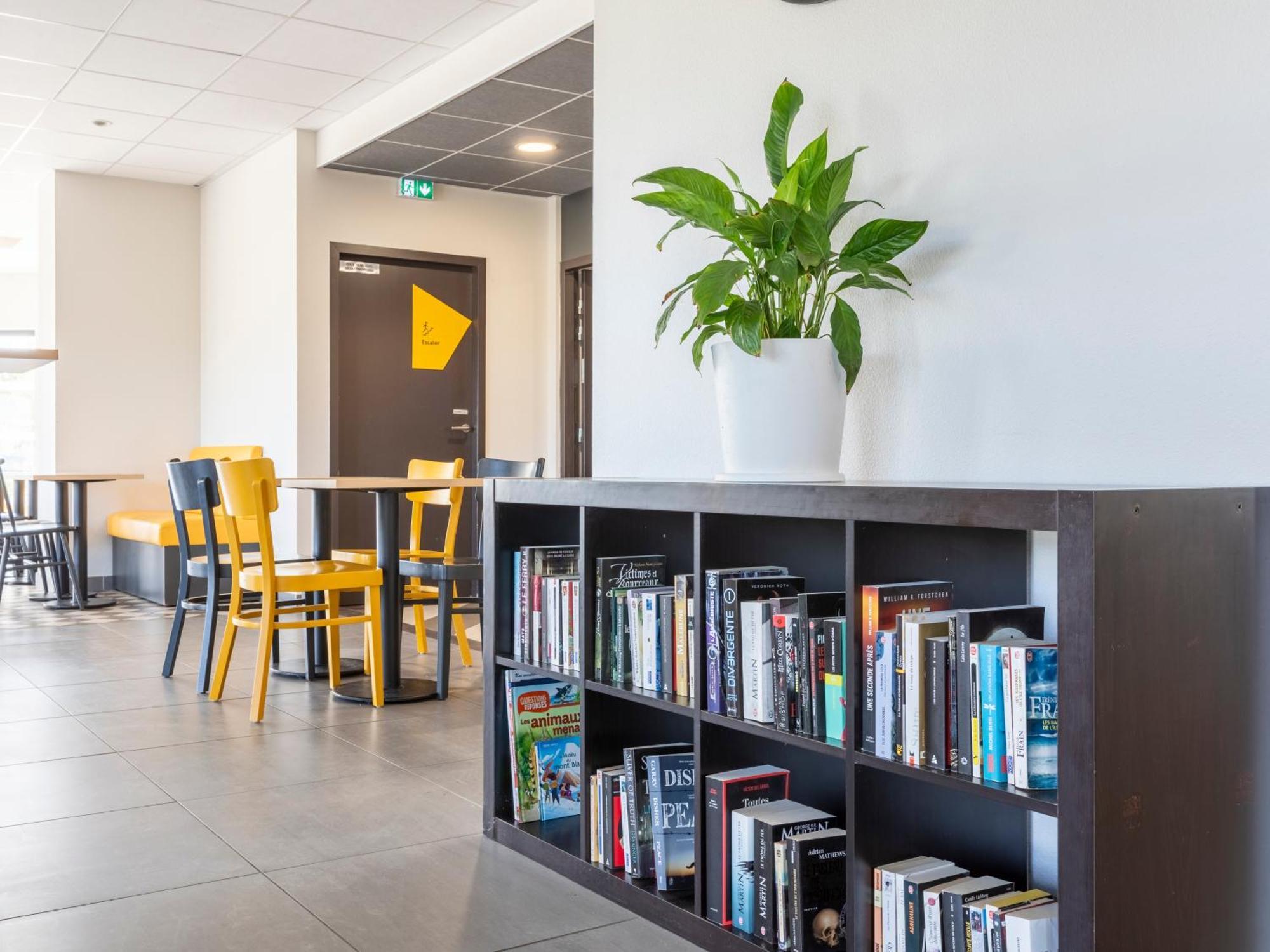 B&B Hotel Saint-Martin-De-Crau Alpilles Camargue Buitenkant foto