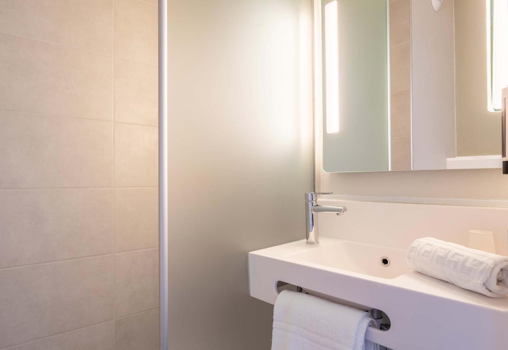 B&B Hotel Saint-Martin-De-Crau Alpilles Camargue Buitenkant foto